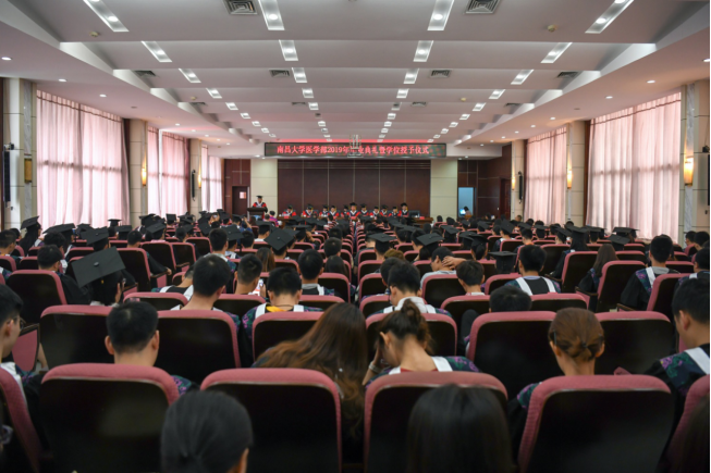 医学部举行2019届毕业典礼暨学位授予仪式（新闻稿）20019061740.png